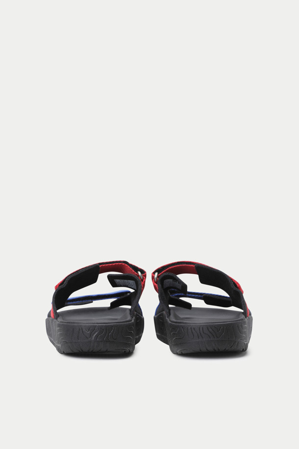 HOMECORE X VEJA 샌들은 남성용 샌들로, 여름철 일상에서 편안하게 착용하기 좋습니다. 블랙, 레드, 블루 세 가지 색상으로 출시되었으며, 오픈토 디자인과 스트랩 여밈, 플랫 굽으로 편안함을 강조했습니다. 스웨이드, 고무, 폴리에스테르 등 다양한 소재를 사용하여 제작되었으며, 가죽 안감으로 고급스러움을 더했습니다. 발의 형태를 자연스럽게 따라가는 디자인과 사이즈 조절 기능, 친환경 소재 사용으로 실용성과 스타일을 모두 갖춘, 캐주얼 및 스트릿 스타일을 즐기는 분들께 추천하는 제품입니다. 동네 마실룩, 휴가룩, 여행룩 등 다양한 TPO에 활용할 수 있습니다. 무지 패턴으로 미니멀한 스타일을 연출하기에도 좋습니다.
