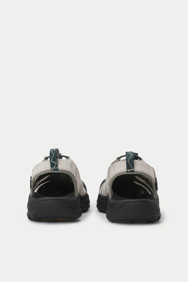 킨 X 그래미치 뉴포트 레트로 남성 샌들은 일상 및 아웃도어 활동에 적합한 여름 신발입니다. 라운드 앞코 디자인에 폴리에스터, 고무, 소가죽을 사용하여 제작되었으며, 통기성이 뛰어난 안감으로 쾌적한 착용감을 제공합니다. LWG 인증을 받은 친환경 천연 소가죽과 ANTI-ODOR 안감으로 냄새를 효과적으로 제거하며, 전방위 접지 강화 고무 밑창과 TOE-CAP 기술이 발을 보호합니다. 여행, 휴가, 산책 시 캐주얼, 고프코어, 미니멀 스타일을 연출하기 좋습니다. 향균 기능과 우수한 접지력으로 편안하고 활동적인 여름을 즐겨보세요.
