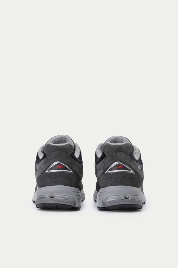 뉴 발란스 2002는 남성용 신발로, 러닝과 일상생활 모두에 적합합니다. 그레이 컬러의 라운드 앞코 디자인에 피그스킨 스웨이드와 메쉬 소재를 사용하여 봄, 여름, 가을 계절에 착용하기 좋습니다. 4cm 통굽으로 제작되었으며, 레트로 무드의 실루엣이 특징입니다. Acteva lite 미드솔, N-ergy 아웃솔, Stability Web 적용, 중족부 지지력, 충격 흡수 기능을 통해 편안함과 내구성을 제공합니다. 끈으로 여미는 로우탑 스타일의 무지 스니커즈로, 레트로, 캐주얼, 미니멀 스타일을 즐기는 분들께 추천합니다.
