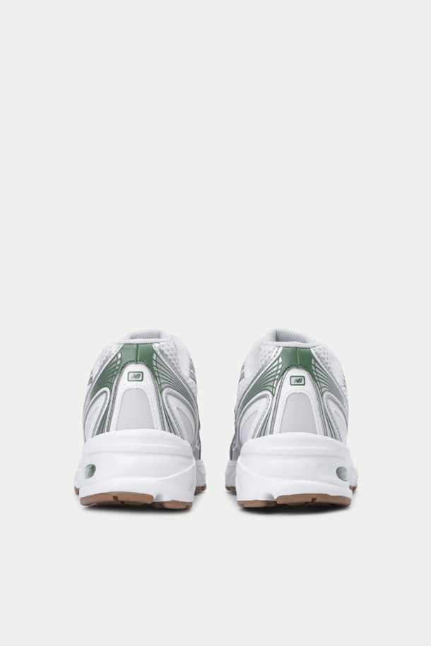 뉴발란스 U740은 봄, 여름, 가을 계절에 러닝과 일상에서 활용하기 좋은 남성 운동화입니다. 화이트와 그레이 컬러의 무지 디자인으로, 라운드 앞코와 끈으로 여미는 로우탑 스타일을 갖췄습니다. 4.5cm 굽높이의 운동화창이 편안한 착용감을 제공하며, ABZORB SBS 쿠셔닝과 충격 흡수 기능으로 활동성을 높였습니다. 투톤 컬러 메쉬와 오버레이 디자인, 반사 디테일이 스포티, 캐주얼, 미니멀한 러닝룩, 산책룩, 동네 마실룩을 연출합니다. 
