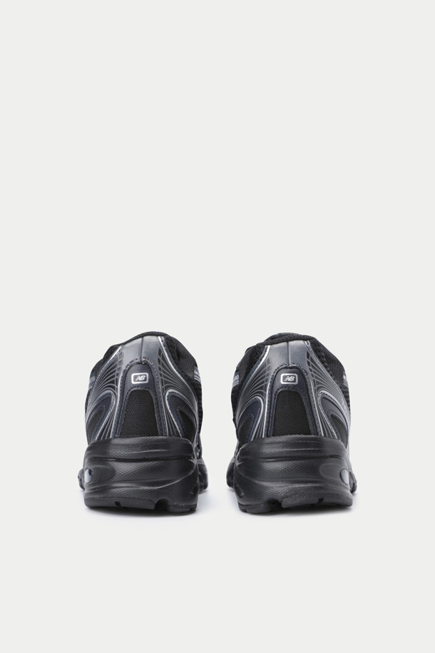 뉴발란스 U740은 남성용 운동화로, 러닝과 일상생활에서 모두 활용 가능한 제품입니다. 블랙 컬러의 무지 디자인에 라운드 앞코, 끈 타입으로 클래식한 매력을 더했습니다. 4.5cm 통굽으로 제작되어 안정적인 착화감을 제공하며, 메쉬와 합성소재를 사용하여 사계절 내내 쾌적하게 착용할 수 있습니다. ABZORB SBS 쿠셔닝과 충격 흡수 기능, 재귀반사 디테일이 적용되어 활동적인 라이프스타일에 적합하며, 스포티, 미니멀, 캐주얼 스타일을 연출하기 좋습니다.
