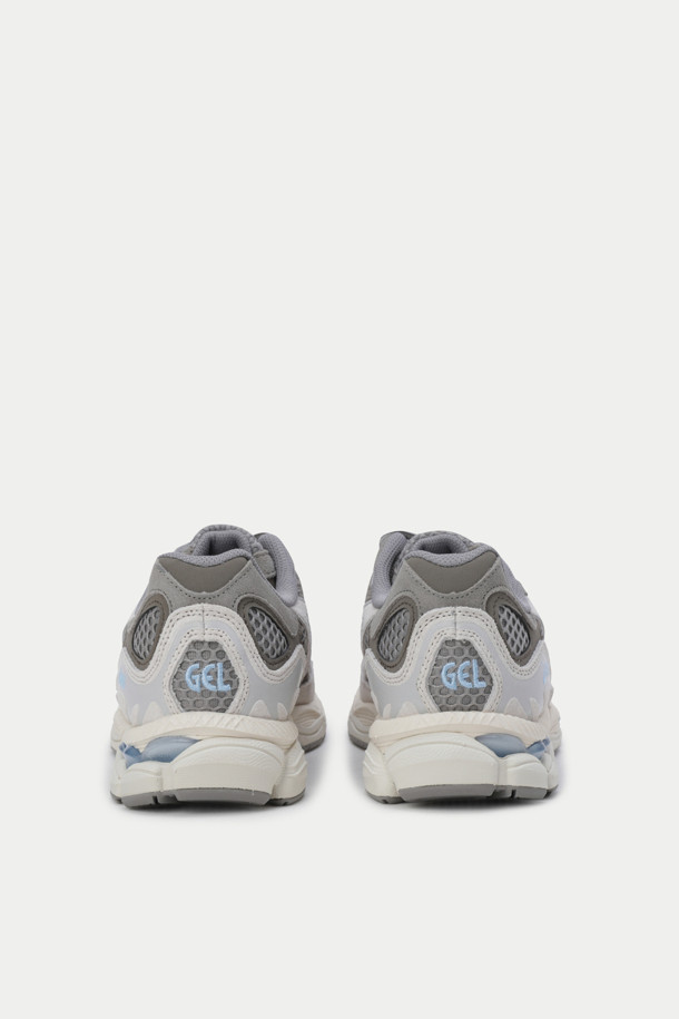 아식스 젤-NYC는 남성용 운동화로, 러닝과 일상생활 모두에 적합합니다. 그레이와 화이트 컬러의 무지 디자인으로, 봄, 여름, 가을 계절에 착용하기 좋습니다. 라운드 앞코에 4cm 굽, 플랫 타입의 굽을 적용했으며, 나일론과 합성가죽 소재를 사용하여 제작되었습니다. 끈으로 묶는 스타일의 로우탑 스니커즈로, 젤 쿠셔닝 시스템과 GEL-CUMULUS 솔을 통해 편안한 착용감을 제공합니다. 올드스쿨 감성을 담은 디자인으로 캐주얼, 스포티, 미니멀 룩에 모두 잘 어울립니다.
