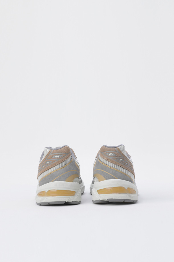 아식스 젤-1130은 남성용 운동화로, 일상 및 러닝에 적합한 디자인입니다. 화이트, 그레이, 베이지 색상으로 출시되었으며, 라운드 앞코와 끈으로 여미는 스타일입니다. 합성가죽과 메쉬 소재를 사용하여 통기성과 내구성을 높였으며, 로고 패턴이 특징입니다. 플랫 굽에 레트로 디자인과 젤 쿠셔닝 기술을 적용하여 편안한 착용감을 제공하며, 스포티하면서도 레트로한 스타일을 연출합니다. 봄, 여름, 가을 계절에 러닝룩, 산책룩, 캐주얼 스타일로 활용하기 좋습니다.
