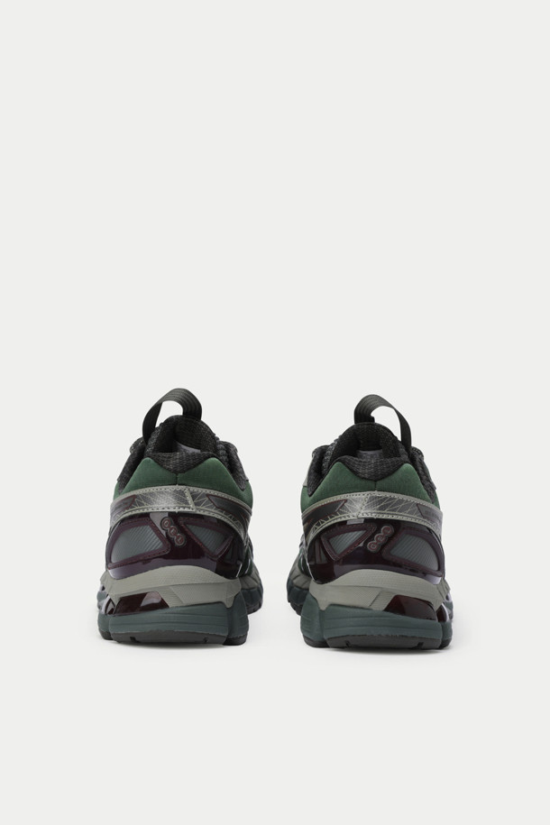 아식스 카야노 20 콜라보 남성 운동화는 그린과 그레이 컬러 조합으로 스포티, 캐주얼, 미니멀 스타일을 연출합니다. 라운드 앞코에 끈으로 여미는 디자인이며, 4cm 굽 높이의 운동화창으로 제작되었습니다. 봄, 여름, 가을 계절에 러닝 및 일상 용도로 적합하며, 젤 쿠셔닝 시스템과 인체공학적 디자인이 편안함을 제공합니다. 카야노 20주년 기념 모델로, 로고 패턴과 합성소재를 사용하여 내구성을 높였습니다. 러닝룩과 산책룩에 매치하여 스타일리시하게 연출할 수 있습니다.
