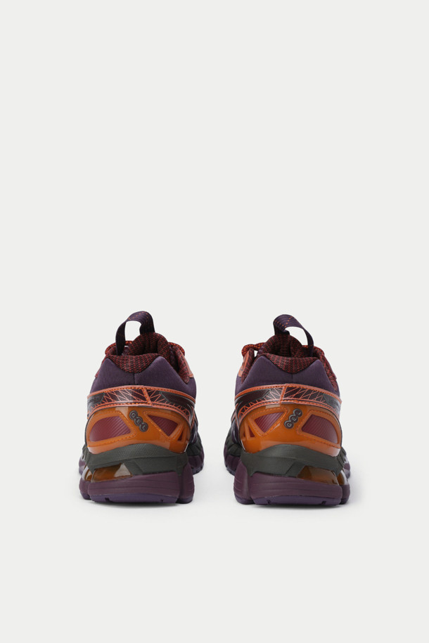 아식스 카야노 20 콜라보 남성 런닝화는 버건디, 오렌지, 네이비 3가지 색상으로 출시되었습니다. 4cm 굽 높이의 플랫 형태이며, 라운드 앞코 디자인으로 제작되었습니다. 합성가죽 소재를 사용하여 내구성을 높였고, GEL 쿠셔닝 시스템으로 편안한 착용감을 제공합니다. 카야노 20주년 기념 모델로, 끈으로 여미는 스타일이며, 스포티, 캐주얼, 미니멀한 러닝룩 연출에 적합합니다.
