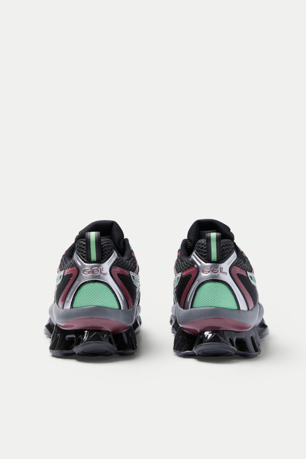 아식스 젤-퀀텀 키네틱은 남성용으로 출시된 프리미엄 스포츠 스타일 스니커즈입니다. 블랙, 그레이, 핑크, 민트 등 다채로운 색상으로 러닝과 일상생활 어디에서든 스타일리시하게 착용할 수 있습니다. 라운드 앞코 디자인에 끈으로 여미는 방식으로 편안한 착용감을 제공하며, 로고 패턴이 은은하게 포인트를 더합니다. 젤 쿠셔닝과 INJECTION M8i 미드솔을 통해 뛰어난 쿠셔닝과 안정성을 경험할 수 있으며, 사계절 내내 다양한 러닝룩을 연출할 수 있습니다.
