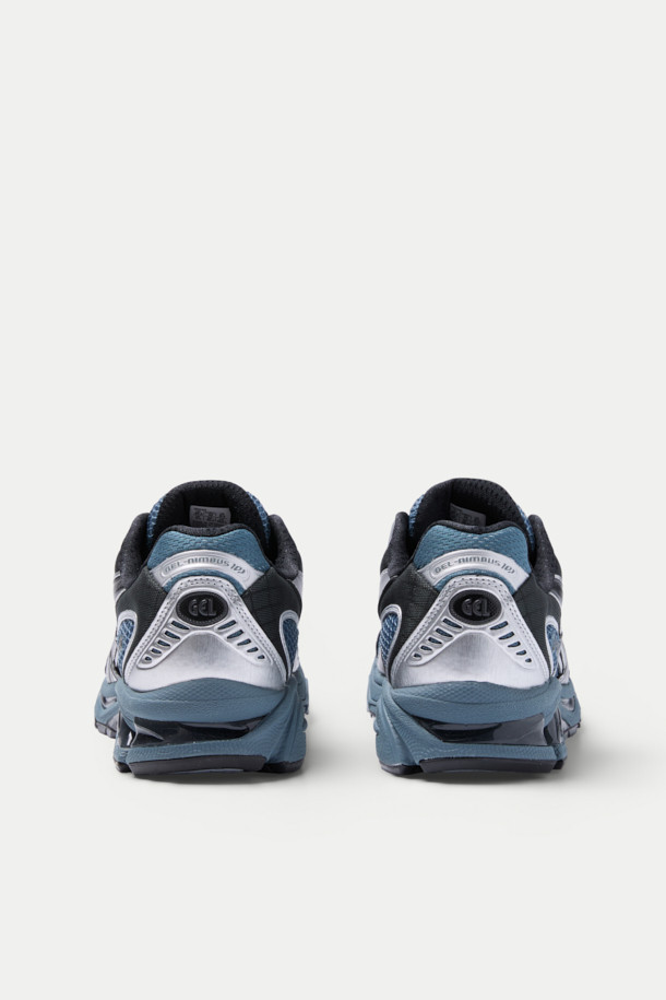 아식스 젤-님버스 10.1 남성 런닝화는 블루, 블랙, 화이트 색상으로 출시되어 러닝룩, 스포티, 캐주얼, 미니멀 스타일을 연출하기에 좋습니다. 라운드 앞코에 끈으로 여미는 디자인이며, 메쉬 소재를 사용하여 통기성을 높이고 경량성을 확보했습니다. 인조가죽, 합성섬유, 고무를 주요 소재로 사용했으며, EVA 미드솔과 비대칭 갑피 디자인으로 편안한 착용감을 제공합니다. 로고 패턴이 돋보이며 사계절 모두 활용 가능한 런닝화입니다.
