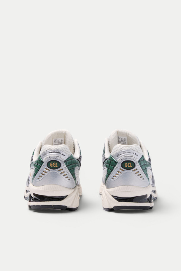 아식스 젤-님버스 10.1은 남성용 러닝화로, 화이트와 그린 컬러 조합이 특징입니다. 라운드 앞코에 끈으로 여미는 스타일이며, 오픈 메쉬 디자인과 비대칭적인 갑피 디자인이 돋보입니다. 쿠셔닝과 통기성이 뛰어나 러닝 및 일상생활에서 편안함을 제공하며, 2000년대 후반 미학을 재해석한 디자인이 스포티, 캐주얼, 미니멀 스타일을 완성합니다. 인조가죽, 합성섬유, 고무, EVA 등 다양한 소재를 사용하여 굽 높이는 중간이며, 러닝화 굽 타입으로 제작되었습니다.
