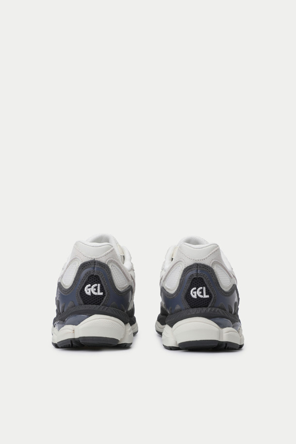 아식스 젤-NYC는 남성용 운동화로, 러닝과 일상생활 모두에 적합합니다. 화이트와 네이비 컬러로 출시되었으며, 라운드 앞코와 4cm 통굽 디자인이 특징입니다. 인조가죽, 합성섬유, 고무 등의 소재로 제작되었으며, 끈으로 간편하게 착용할 수 있습니다. 젤 쿠셔닝 시스템과 LIGHT SPEVA+N-SOLYTE 미드솔, GEL-CUMULUS 솔을 적용하여 편안한 착화감을 제공하며, 올드스쿨 감성의 디자인으로 캐주얼, 스포티, 미니멀 스타일을 연출할 수 있습니다.
