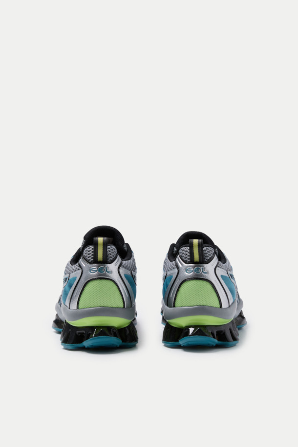 아식스 젤-퀀텀 키네틱은 남성용 운동화로, 러닝과 일상생활 모두에 적합한 디자인입니다. 블랙, 그레이, 블루, 그린 등 다양한 컬러 옵션으로 제공되며, 라운드 앞코에 끈으로 여미는 스타일입니다. 인조가죽, 합성섬유, 고무를 주요 소재로 사용하여 내구성과 편안함을 동시에 잡았습니다. 젤 쿠셔닝 기술과 INJECTION M8i 미드솔을 통해 향상된 착화감을 제공하며, 스포티, 캐주얼, 미니멀 스타일을 모두 소화할 수 있습니다.
