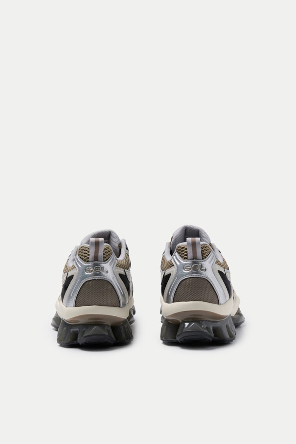 **아식스 젤-퀀텀 키네틱**은 남성을 위한 운동화로, 러닝과 일상생활 모두에 적합합니다. 그레이, 베이지 컬러에 라운드 앞코 디자인으로, 미니멀, 캐주얼, 스포티한 스타일을 연출하기 좋습니다. 인조가죽, 합성섬유, 고무를 주요 소재로 사용했으며, 끈을 묶어 착용하는 스타일입니다. 젤 쿠셔닝, 경량, 통기성 기능을 갖춰 편안한 착용감을 제공하며, 봄, 여름, 가을 계절에 활용하기 좋습니다. 
