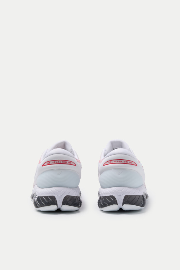 아식스 젤-퀀텀 360 VIII (ASICS GEL-QUANTUM 360 VIII) 남성용 러닝화입니다. 화이트와 핑크 색상으로 출시되어 러닝룩과 피트니스룩은 물론, 미니멀하고 스포티한 캐주얼 스타일에도 잘 어울립니다. 라운드 앞코에 끈으로 여미는 디자인이며, 인조가죽, 합성섬유, 고무 등 다양한 소재로 제작되었습니다. 중간 굽 높이에 운동화 굽 타입이며, TRUSSTIC 기술, 안정감 강화, ASR-HX 아웃솔, N-SOLYTE 미드솔이 적용되어 편안한 착화감을 제공합니다. 로고 패턴으로 디자인되었습니다.
