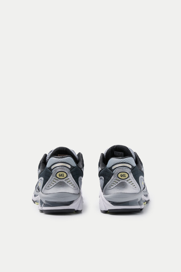 아식스 젤-님버스 10.1 남성 러닝화는 스포티, 미니멀, 레트로 스타일을 결합한 디자인입니다. 화이트, 블랙, 실버 컬러로 출시되었으며, 사계절 착용 가능합니다. 라운드 앞코에 인조가죽, 합성섬유, 고무, EVA 소재를 사용하여 제작되었으며, 중간 굽 높이에 러닝화 굽 타입입니다. 쿠셔닝과 통기성이 뛰어나며, 오픈 메쉬 디자인과 비대칭 갑피 디자인으로 기능성을 높였습니다. 2000년대 후반 미학을 재해석한 로고 패턴이 특징이며, 끈으로 간편하게 조절 가능합니다.
