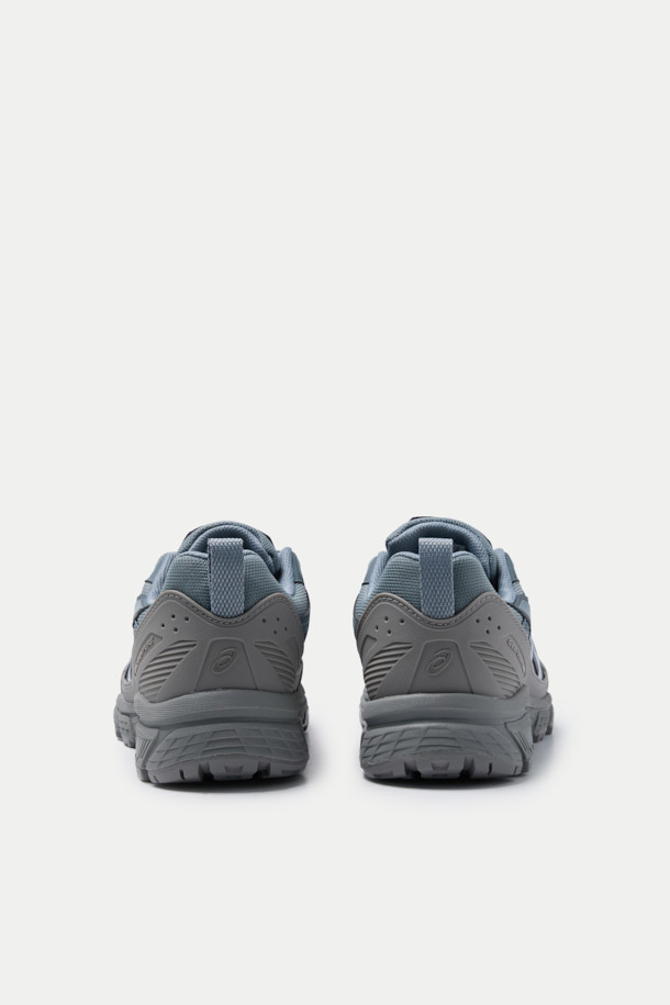 ASICS 젤-벤처 6 쉴드 남성용 신발은 트레일러닝과 일상생활 모두에 적합한 다목적 모델입니다. 그레이와 블루 두 가지 색상으로 출시되었으며, 라운드 앞코 디자인과 끈으로 여미는 스타일을 갖췄습니다. PU, 메쉬, 고무, EVA 등 다양한 소재를 사용하여 제작되었으며, 플랫 굽과 로우탑 디자인으로 편안한 착용감을 제공합니다. 캐주얼, 스포티, 미니멀 스타일을 선호하는 남성분들께 적합하며, 기능성을 강조한 디자인으로 러닝룩과 산책룩 연출에 용이합니다.
