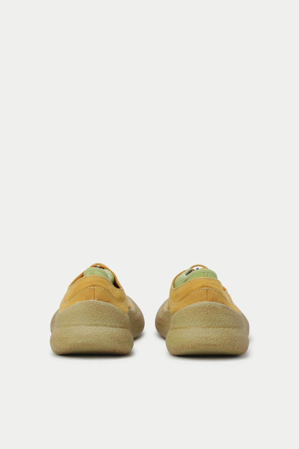 COMMUNS (커먼스) 시그니처 슈즈는 티베트 전통 슈즈에서 영감을 받아 제작된 남성용 신발입니다. 라운드 앞코 디자인에 빈티지 가공 처리로 은은한 멋을 더했으며, 과장된 밑창 디자인이 특징입니다. 일상생활은 물론, 동네 마실룩과 캐주얼, 미니멀, 스트리트 스타일에 매치하기 좋습니다. 브랜드 로고가 새겨진 안창과 지퍼 여밈 양말 구조로 편안함과 스타일을 동시에 만족시킵니다. 사계절 내내 즐겨 신을 수 있는 데일리 슈즈를 경험해 보세요.
