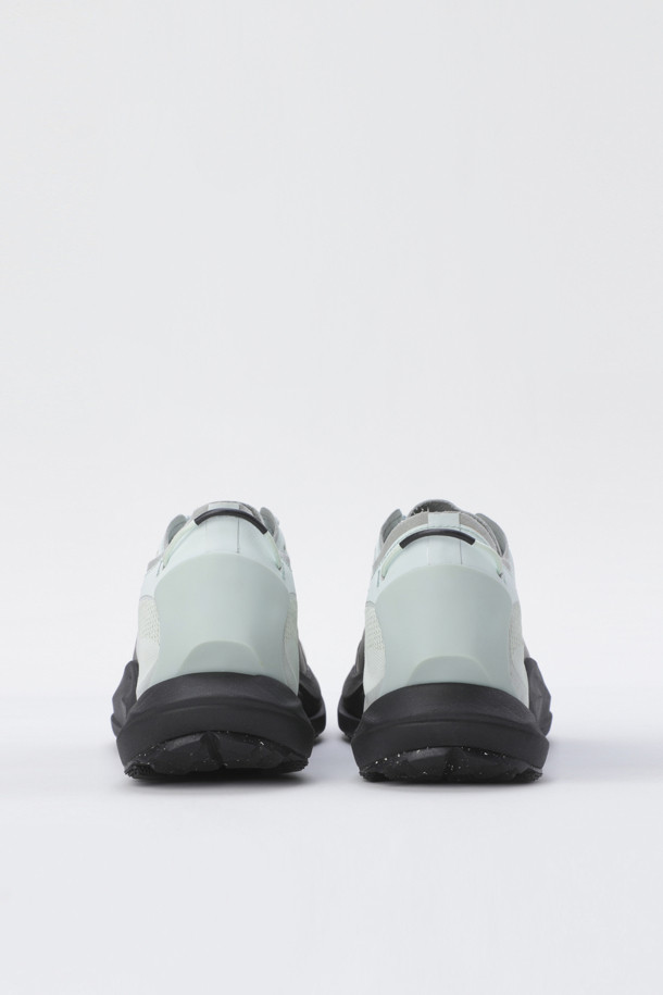 ROA(로아) SELLA(셀라)는 남성용 하이킹 및 일상화로, 화이트와 블랙 두 가지 색상으로 출시되었습니다. 라운드 앞코 디자인에 레이스업 방식으로 편안하게 착용 가능하며, 사계절 내내 활용할 수 있습니다. 나일론과 고무 소재의 무지 디자인으로 제작되었으며, 낮은 굽 높이의 플랫 타입입니다. Vibram(비브람) 아웃솔을 사용하여 접지력이 우수하며, 경량, 방수, 통기성, 친환경 소재 사용 등 다양한 기능성을 갖추었습니다. 산책룩, 여행룩, 등산룩은 물론 캐주얼, 고프코어, 스포티 스타일에도 잘 어울립니다.
