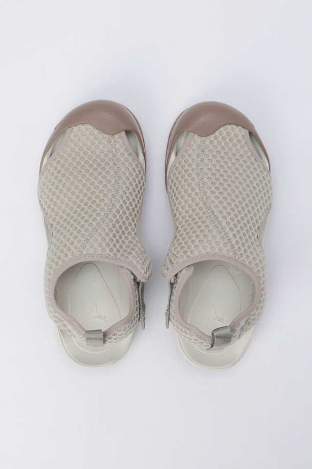 ROA ARPY (로아 아르피)는 남성용 아웃도어 및 일상화로, 시원한 여름철 착용에 적합합니다. 그레이 색상의 무지 디자인으로, 메쉬 소재를 사용하여 통기성을 높였으며, 고무 토캡으로 내구성을 강화했습니다. 벨크로 신발 여밈 방식과 뒷부분 풀러를 장착하여 편안한 착용감을 제공합니다. EVA 미드솔과 Vibram Ecostep 솔은 접지력과 내구성을 높여 활동적인 여름 스타일을 완성합니다. 산책, 여행, 휴가 등 다양한 TPO와 캐주얼, 고프코어, 미니멀 스타일을 즐기는 분들께 추천합니다.
