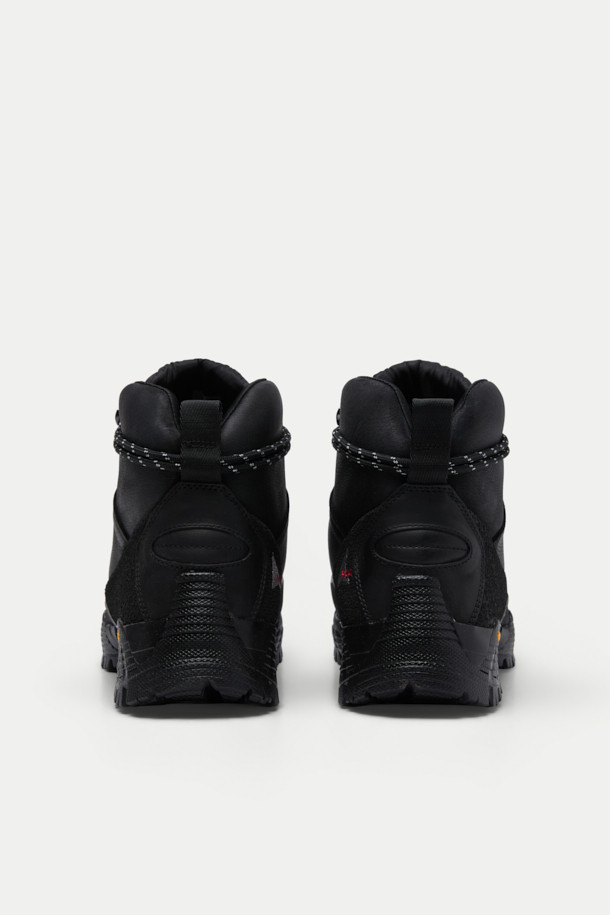 ROA 안드레아스 남성용 하이킹화는 쿠두 가죽과 고무 소재를 사용하여 뛰어난 내구성과 편안한 착용감을 제공합니다. 블랙 컬러의 라운드 앞코 디자인, 하이탑 스타일로 등산룩, 캠핑룩, 여행룩 등 다양한 아웃도어 스타일에 적합합니다. 방수 기능과 미끄럼 방지 기능, Vibram® Megagrip Vybrid 밑창, 러버 토캡으로 하이킹에 최적화되었으며, LWG 인증 가죽을 사용하여 더욱 믿을 수 있습니다. 레이스업 방식으로 조절 가능하며, 여분 신발끈이 함께 제공됩니다. 고프코어, 워크웨어, 캐주얼 스타일을 즐기는 남성에게 추천합니다.
