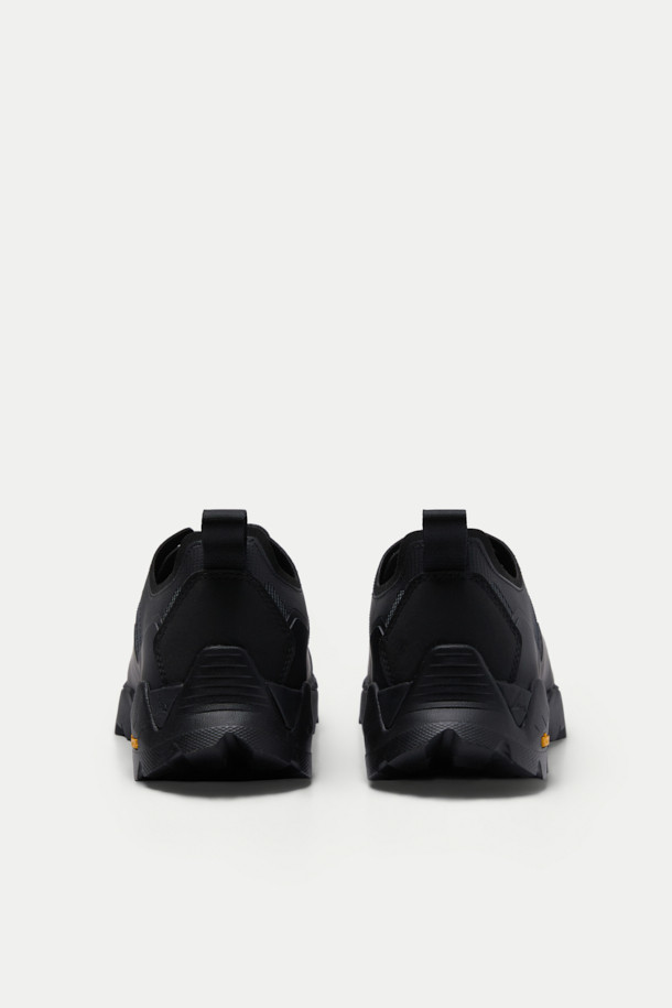 ROA(로아) Katharina Light(카타리나 라이트)는 남성용 하이킹 및 일상화로, 사계절 착용 가능한 블랙 컬러의 라운드 앞코 운동화입니다. 폴리아미드, TPU, 고무, 가죽 등 내구성이 뛰어난 주요 소재를 사용하여 제작되었으며, 낮고 플랫한 굽으로 편안한 착용감을 제공합니다. 메시 안감과 통기성이 우수한 디자인으로 쾌적함을 유지하며, 러버 토캡과 Vibram® Megagrip 아웃솔을 통해 접지력을 강화했습니다. 하이브리드 실루엣과 레이스업 여밈, 로우탑 디자인은 캐주얼, 고프코어, 미니멀 스타일과 잘 어울립니다.
