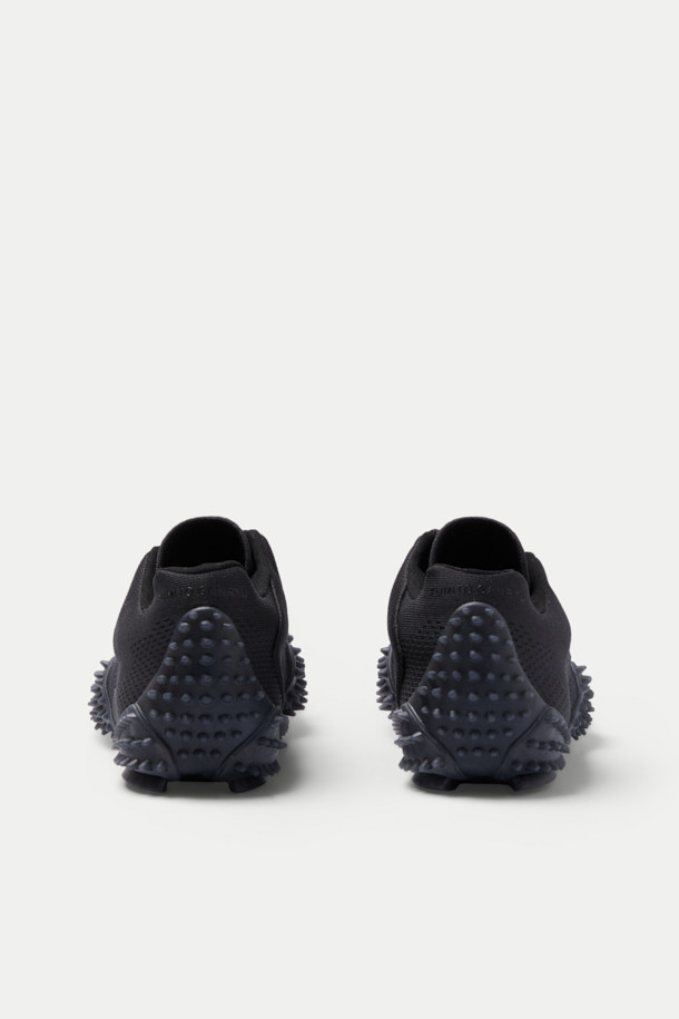 Fumito Ganryu(푸마 겐류) 니트 스니커즈는 미니멀하고 시크한 스타일을 연출하는 남성용 운동화입니다. 슬림한 실루엣에 블랙 컬러, 무지 패턴으로 어떤 룩에도 쉽게 매치할 수 있습니다. 경량의 니팅 어퍼와 슬립온 디자인으로 편안한 착용감을 제공하며, 로우탑 디자인은 발목을 시원하게 드러냅니다. 폴리우레탄, 고무 소재와 플랫 형태의 낮은 굽은 일상적인 출근룩과 산책룩에 적합하며, 리플렉터 코드와 클리어 블랙 솔이 세련된 포인트를 더합니다.
