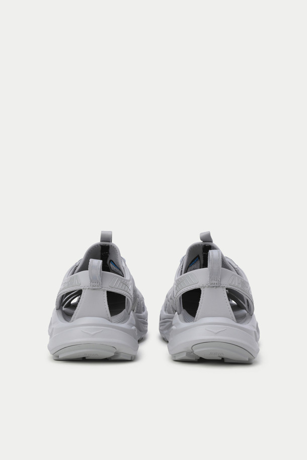 HOKA 호파라 남성 샌들은 하이킹, 러닝, 일상생활에서 모두 활용 가능한 만능 샌들입니다. 그레이 색상의 라운드 앞코 디자인에 4cm 굽 높이의 플랫 샌들로, 네오프렌과 고무 소재를 사용하여 편안함과 내구성을 동시에 잡았습니다. 퀵레이스 방식의 신발 여밈과 무지 패턴으로 깔끔한 스타일을 연출하며, 특히 EVA 미드솔과 4mm 다방향 러그가 적용되어 우수한 쿠셔닝과 뛰어난 그립력을 제공합니다. 방수 기능과 통기성을 갖춰 봄, 여름 시즌 여행룩, 휴가룩, 러닝룩 등 다양한 TPO에 활용 가능하며 캐주얼, 고프코어, 스포티 스타일을 즐기는 남성에게 적합합니다.
