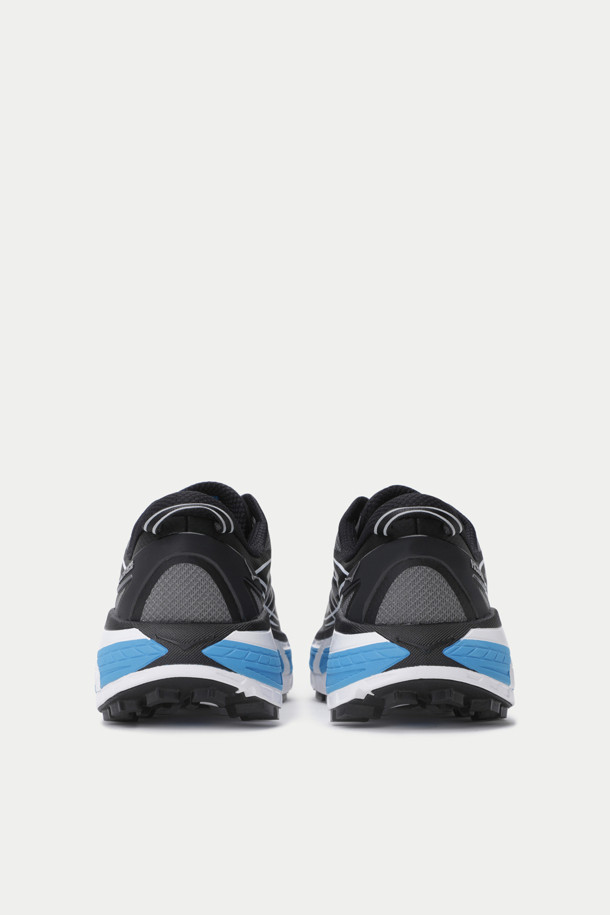 호카 마파테 스피드 2는 남성용 러닝화로, 다양한 아웃도어 활동에 적합합니다. 블랙, 그레이, 블루 색상으로 출시되어 러닝룩, 등산룩, 피트니스룩 등 어떤 스타일에도 잘 어울립니다. 메쉬 소재와 3cm 굽높이로 통기성과 경량성을 제공하며, 대칭형 쿠션 베이스, 로우 프로파일 쿠션, 스피드 프레임 구조, 모노메쉬 스크린 어퍼, TPU 힐 카운터, RMAT 미드솔, Vibram Megagrip 아웃솔 등의 특징을 갖췄습니다. 스포티, 고프코어, 미니멀 스타일을 선호하는 분들께 추천합니다. 접지력이 뛰어나 트레일 러닝과 하이킹 시 안정감을 더합니다.
