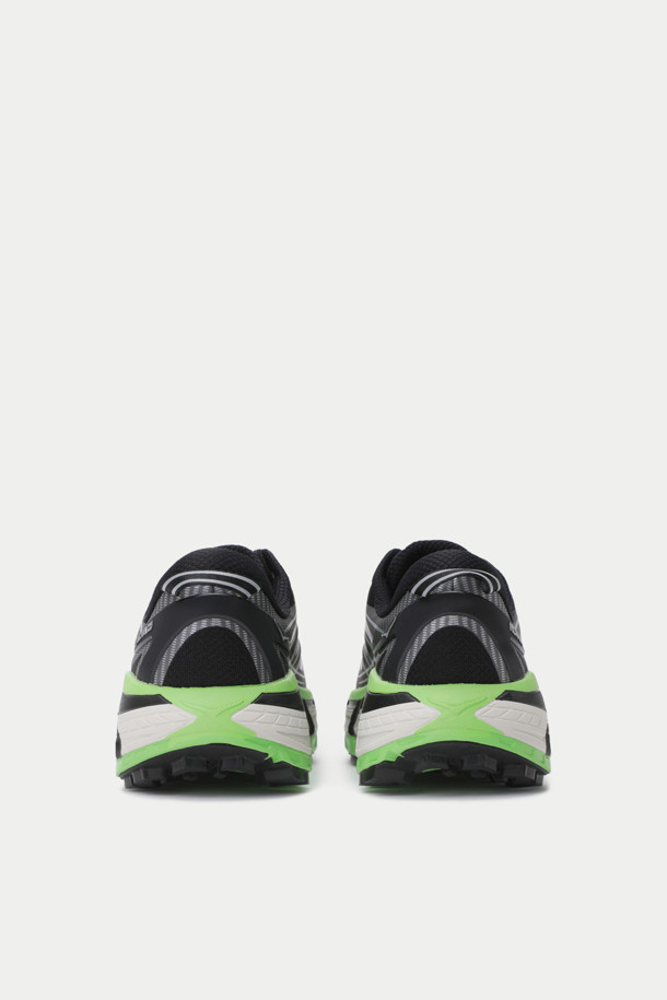 호카 마파테 스피드 2는 남성용 운동화로, 러닝, 트레일러닝, 하이킹에 적합합니다. 그레이, 블랙, 그린 색상으로 출시되었으며, 라운드 앞코에 메쉬와 TPU 소재를 사용하여 통기성과 내구성을 높였습니다. 3cm 통굽 디자인에 대칭형 쿠션 베이스, 로우 프로파일 쿠션, RMAT 미드솔, Vibram Megagrip 아웃솔을 적용하여 쿠셔닝과 접지력을 극대화했습니다. 스포티, 고프코어, 미니멀 스타일 연출에 용이하며, 끈으로 조절하는 방식입니다.
