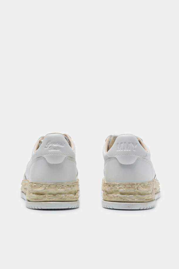 Mihara Yasuhiro x 오트리 SUP VINT LOW MAN은 미니멀, 클래식, 캐주얼 스타일을 아우르는 남성용 화이트 스니커즈입니다. 아이코닉한 Medalist 모델을 재해석하여 라운드 앞코와 레이스업 디자인으로 세련된 핏을 선사합니다. 가죽과 고무 소재를 사용하여 내구성과 편안함을 높였으며, 통기성이 우수하여 쾌적한 착용감을 제공합니다. 토 부분의 마이크로 펀칭 디테일과 텅 부분 자수 라벨이 특징이며, 요철이 있는 미드솔은 우수한 접지력과 내구성을 보장합니다. 봄, 여름, 가을, 계절에 상관없이 일상 속에서 스타일리시하게 연출할 수 있습니다.
