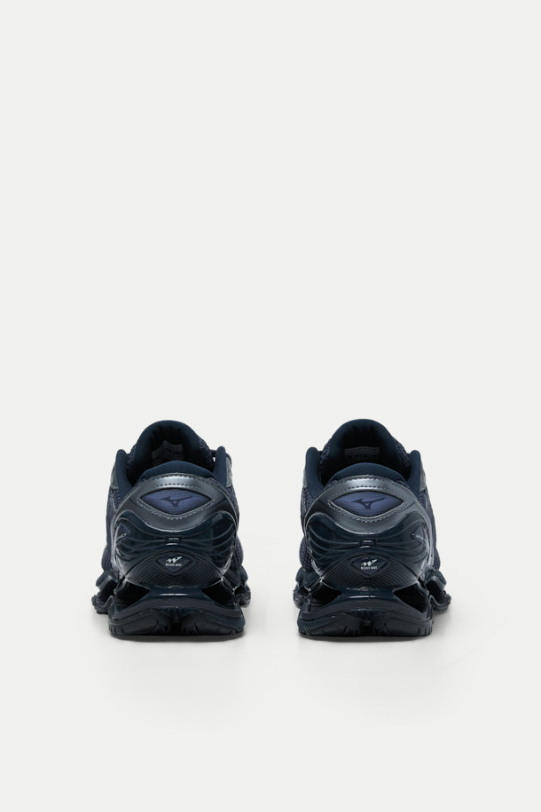 미즈노 웨이브 프로퍼시 LS는 남성용 신발로, 러닝과 일상생활 모두에 적합한 스니커즈입니다. 네이비와 실버 컬러 조합, 라운드 앞코 디자인, 그리고 무지 패턴으로 스포티, 캐주얼, 미니멀 스타일을 연출합니다. 메쉬 및 TPU 소재를 사용하여 통기성이 뛰어나며, 발볼은 일반 핏입니다. 특히 INFINITY WAVE 기술을 적용하여 편안한 착용감을 제공하며, Y2K 무드를 살린 실버 메탈릭 마감이 돋보입니다.
