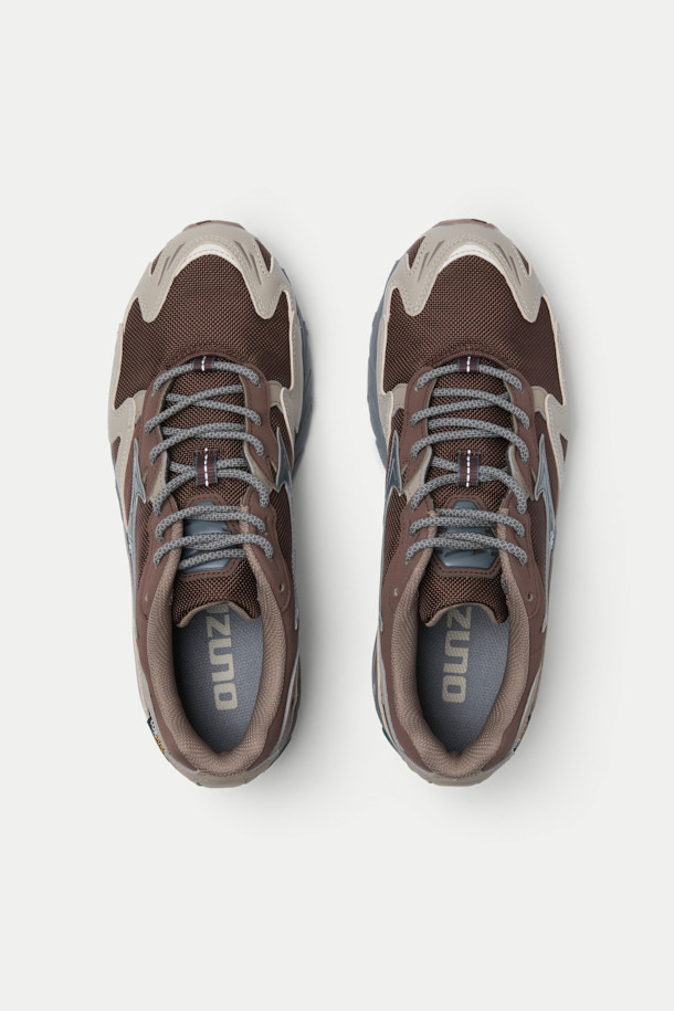 미즈노 웨이브 라이더 10 코듀라 남성 운동화는 러닝, 아웃도어 활동, 일상에서 폭넓게 활용 가능한 신발입니다. 브라운, 그레이, 블루 세 가지 색상으로 출시되었으며, 사계절 모두 착용 가능합니다. 라운드 앞코에 코듀라 메쉬와 가죽 소재를 사용하여 제작되었으며, 플랫 굽과 끈으로 간편하게 조절할 수 있습니다. 내구성이 뛰어난 X-10 아웃솔과 우수한 접지력을 제공, 멀티 컬러 아웃솔 디자인으로 스포티한 룩을 연출합니다. 러닝룩, 산책룩, 캐주얼, 미니멀, 스포티 스타일을 즐기는 남성에게 추천합니다.
