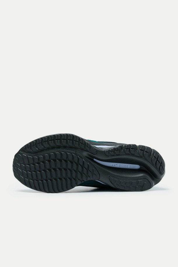 미즈노 웨이브 라이더는 남성용 운동화로, 러닝과 일상생활 모두에 적합한 신발입니다. 그린과 블랙 색상으로 출시되어 다양한 스타일 연출이 가능하며, 스웨이드, 메쉬, 고무를 주요 소재로 사용하여 편안함과 내구성을 동시에 제공합니다. 캐주얼, 스포티, 미니멀 스타일을 소화하며, 반사 디테일과 WR26 아웃솔, 힐 스포일러 구조는 기능성을 더합니다. 부드러운 접지감으로 편안한 러닝룩을 완성해 보세요.
