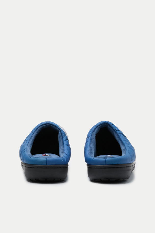 NANGA PARBAT WINTER SANDAL(난가 파르바트 윈터 샌들)은 추운 겨울에도 따뜻하고 스타일리시하게 연출할 수 있는 남성용 샌들입니다. 부드러운 플리스 안감과 4중 구조 쿠션 인솔이 편안한 착용감을 제공하며, 발을 포근하게 감싸줍니다. 나일론, 합성 고무, 플리스 소재로 제작되었으며, 라운드 앞코에 슬립온 디자인으로 편리하게 신고 벗을 수 있습니다. SUBU 콜라보레이션으로 제작되었으며, 이시카와 나오키 사진 프린트가 돋보이는 캐주얼, 미니멀, 고프코어 스타일의 샌들입니다. 집콕룩, 여행룩, 캠핑룩 등 다양한 TPO에 활용할 수 있으며, 블랙, 블루, 화이트 3가지 색상으로 출시되었습니다.
