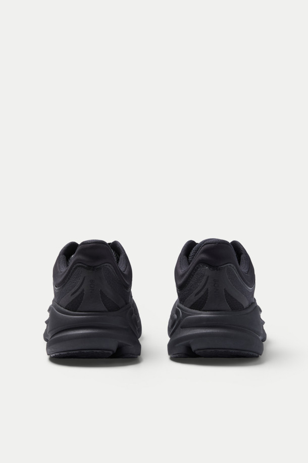 호카 본디 9 (Hoka M BONDI 9) 남성 러닝화는 블랙 컬러의 라운드 앞코 디자인으로, 러닝과 워킹에 최적화된 신발입니다. 메쉬 소재를 사용하여 통기성을 높였으며, 쿠션성과 충격 흡수 기능으로 편안한 착용감을 제공합니다. 통굽 디자인과 끈으로 여미는 스타일로, 스포티, 미니멀, 캐주얼 룩에 모두 잘 어울립니다. 사계절 내내 착용 가능하며, 발의 피로도를 줄여주는 기능성 워킹화로 활용할 수 있습니다.
