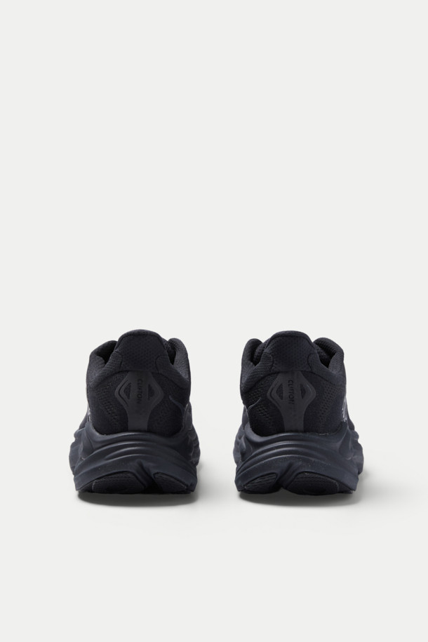 호카(Hoka) M 클리프톤 10은 남성용 러닝화로, 블랙 컬러의 무지 디자인이 특징입니다. 라운드 앞코와 레이스업 방식의 신발 여밈, 로우탑 디자인으로 스포티, 미니멀, 캐주얼 스타일을 연출합니다. EVA 폼 미드솔과 초경량 설계, 뛰어난 쿠셔닝, 통기성, 내구성, 내마모성을 갖춰 러닝과 일상생활 모두에 적합합니다. 이중 잠금 레이스 시스템으로 안정적인 착용감을 제공하며, 사계절 모두 착용 가능합니다. 러닝룩 연출에 적합하며, 편안함과 스타일을 동시에 원하는 남성에게 추천합니다.
