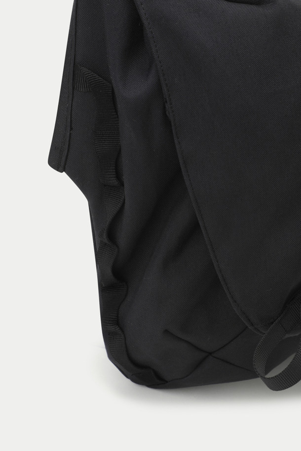 CMF 메신저 백은 테크니컬 및 밀리터리 스타일을 기반으로, 출근룩과 캐주얼, 미니멀 스타일을 추구하는 남성 고객에게 적합한 가방입니다. 블랙 색상의 무지 디자인, 미디엄 사이즈의 나일론 소재로 제작되었으며, 15.6인치 PC 수납이 가능하여 실용성을 높였습니다. 방수 기능과 경량 설계로 일상 및 아웃도어 활동에 적합하며, ITW NEXUS COBRA 버클과 DURAFLEX 버클을 사용하여 견고함과 스타일을 동시에 잡았습니다. 3점 벨트 시스템, PK in PK 포켓, 매거진 포켓 등의 특징을 갖춘 사각 형태의 메신저 백입니다.
