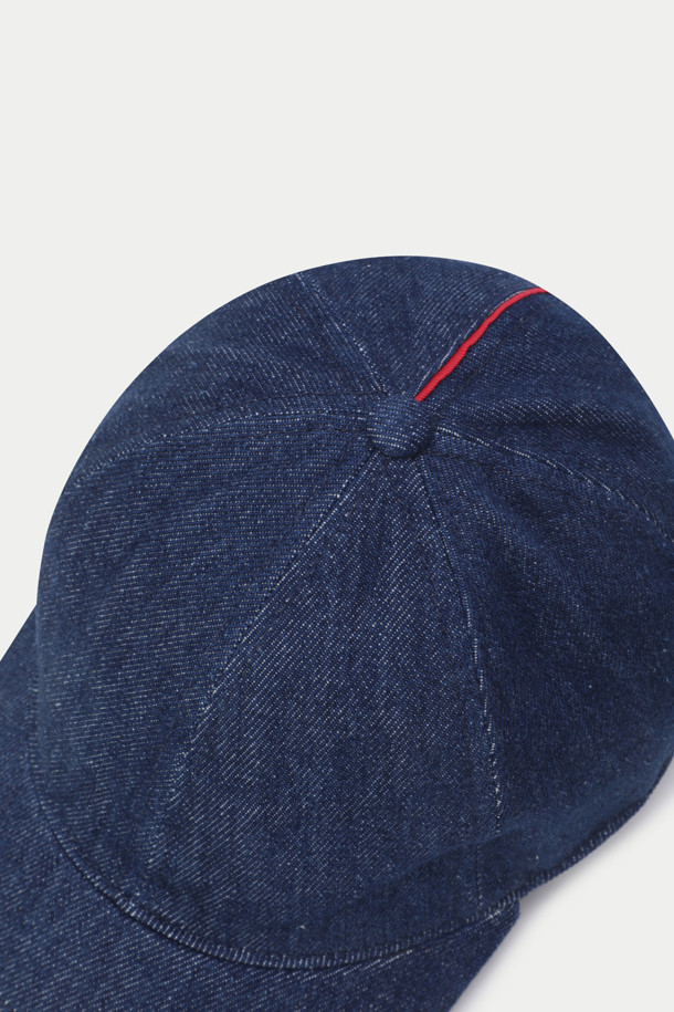 HOMECORE의 인디고 캡은 면 소재의 무지 야구모자로, 일상에서 편안하게 착용하기 좋습니다. 클래식 핏 디자인에 사이즈 조절이 가능한 스트랩이 있어 누구나 편안하게 착용할 수 있으며, 로고 자수 디테일이 돋보입니다. 봄, 여름, 가을 계절에 맞춰 인디고 컬러로 시원하고 세련된 스타일을 연출해보세요.
