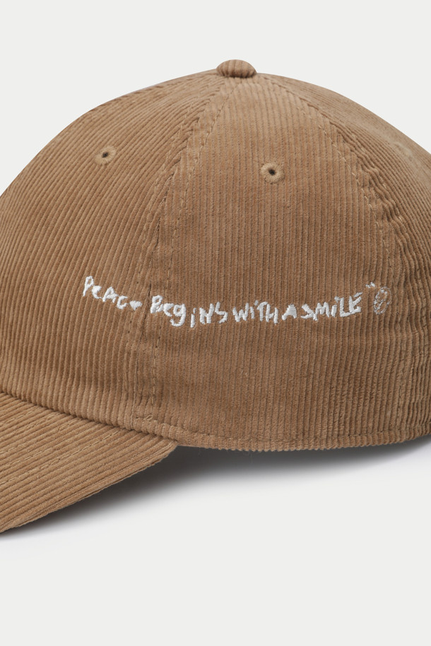 INNAT(인낫) 자수 캡은 브라운 컬러의 베이스볼 캡으로, 캐주얼, 미니멀, 클래식 스타일을 즐기는 분들을 위한 아이템입니다. 봄, 여름, 가을 계절에 착용하기 좋으며, 코듀로이와 면 혼방 소재로 제작되어 편안한 착용감을 선사합니다. 캡 측면에는 브랜드 모토 자수와 "PEACE BEGINS WITH A SMILE", "LIKE AN INN" 문구가 섬세하게 수놓아져 포인트를 더합니다. 동네 마실룩, 산책룩, 여행룩 등 다양한 TPO에 활용하여 스타일리시함을 연출해보세요.
