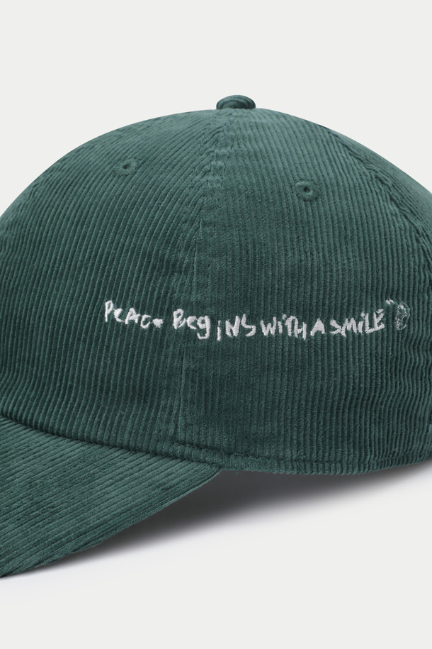 'INNAT' 자수 캡 모자입니다. 부드러운 코듀로이 소재로 제작되어 봄, 여름, 가을 계절에 착용하기 좋으며, 캐주얼, 미니멀, 클래식 스타일을 연출하기에 적합합니다. 캡 측면에는 브랜드 모토 문구가 자수 처리되어 있으며, 일상, 산책, 여행 등 다양한 TPO에 활용할 수 있습니다. 그린 컬러의 무지 디자인으로 어떤 옷에도 매치하기 쉬운 베이직한 아이템입니다. 편안한 착용감과 스타일리시한 디자인을 동시에 갖춘 베이스볼 캡입니다.
