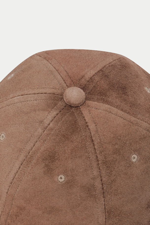 부드러운 촉감의 가죽 소재로 제작된 A 레더 베이스볼 캡입니다. 브라운 컬러의 무지 디자인으로, 캐주얼, 클래식, 미니멀 스타일을 모두 소화할 수 있습니다. 넉넉한 깊이감과 중간 챙 넓이로 편안한 착용감을 선사하며, 데일리룩 또는 산책룩에 잘 어울립니다. 핸드메이드 및 수작업으로 제작되어 높은 퀄리티를 자랑합니다. 사계절 내내 활용 가능한 실용적인 아이템입니다.
