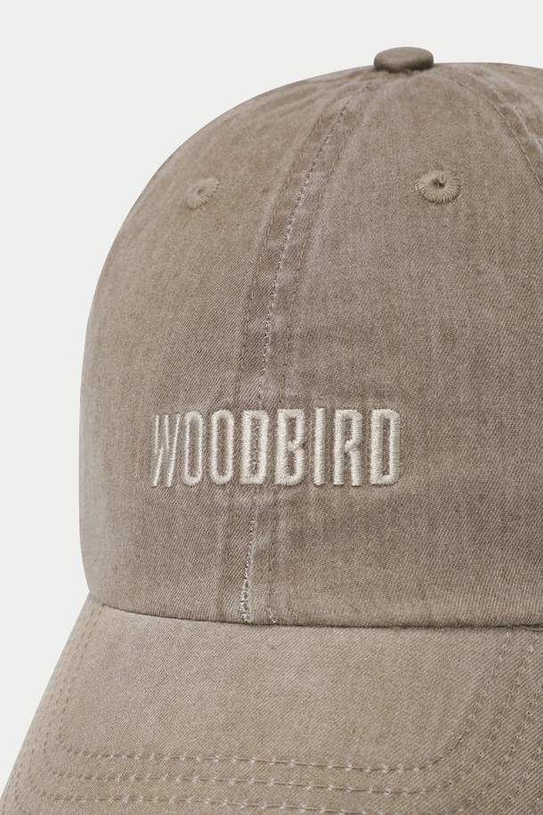 우드버드 코어 워시드 캡은 부드러운 면 소재로 제작되어 편안한 착용감을 선사합니다. 베이지 컬러에 로고 자수, 아일렛, 백스트랩이 디자인되어 캐주얼, 미니멀, 클래식 스타일을 연출하기 좋습니다. 워싱 가공으로 빈티지한 감성을 더했으며, 사이즈 조절 기능과 통기성을 갖춰 봄, 여름, 가을 일상, 산책, 여행 등 다양한 TPO에 활용하기 좋습니다. 이염에 주의하여 단독 세탁하는 것을 권장합니다.
