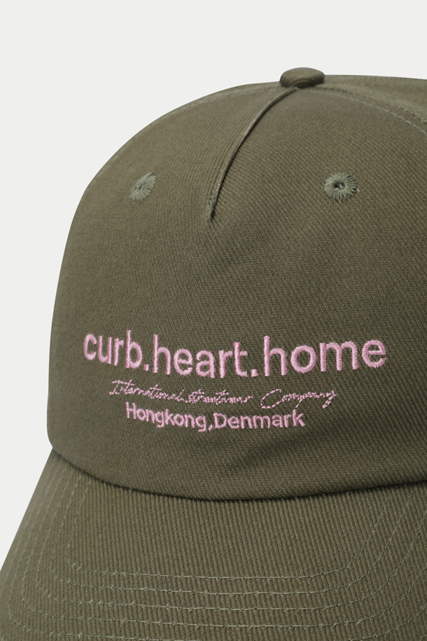 우드버드 챔프 홈 캡은 캐주얼, 미니멀, 스트리트 스타일을 즐기는 분들을 위한 모자입니다. 면 소재로 제작되어 봄, 여름, 가을 계절에 착용하기 좋으며, 일상복과 잘 어울립니다. 카키와 핑크 두 가지 색상으로 출시되었으며, 챙이 일반적인 깊이의 캡입니다. 전면부 핑크색 레터링 자수와 아일렛, 백스트랩 디자인이 특징이며, 사이즈 조절이 가능하고 통기성이 좋습니다. 동네 마실룩, 산책룩, 여행룩에 포인트를 더해보세요.
