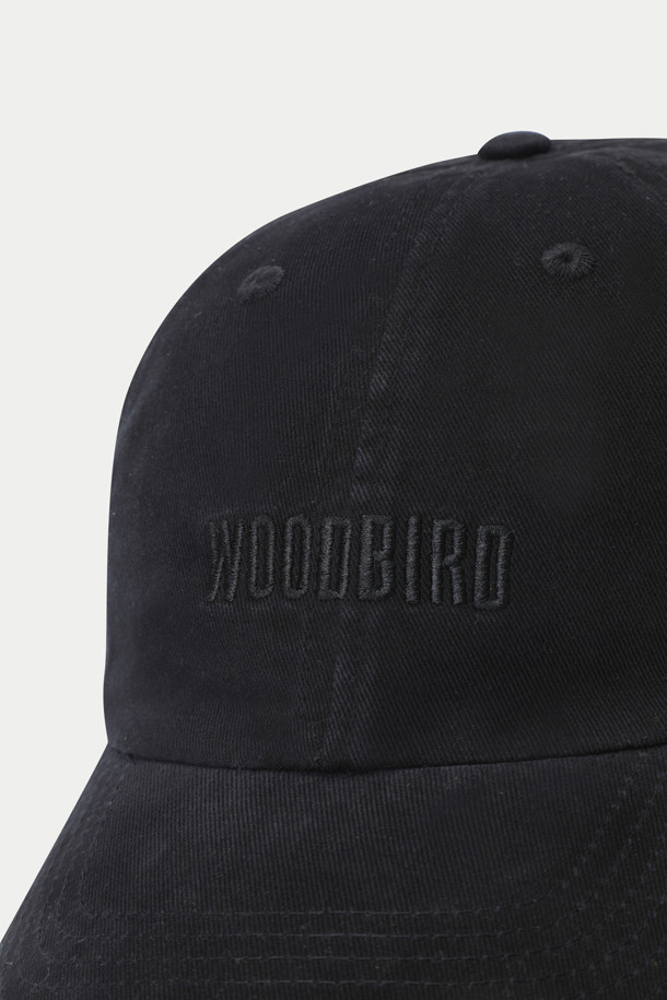 WOODBIRD(우드버드) Core Base 캡은 심플하고 절제된 디자인이 돋보이는 공용 캡입니다. 블랙 컬러의 면 소재로 제작되어 부드러운 촉감을 선사하며, 봄, 여름, 가을 시즌에 착용하기 좋습니다. 미니멀한 실루엣에 로고 자수, 아일렛, 백스트랩 디테일이 더해져 캐주얼, 미니멀, 클래식 스타일을 완성합니다. 동네 마실룩, 산책룩 등 일상과 캐주얼한 스타일에 부담 없이 매치하여 활용할 수 있습니다. 사이즈 조절이 가능하며 통기성이 우수하여 쾌적하게 착용할 수 있습니다.
