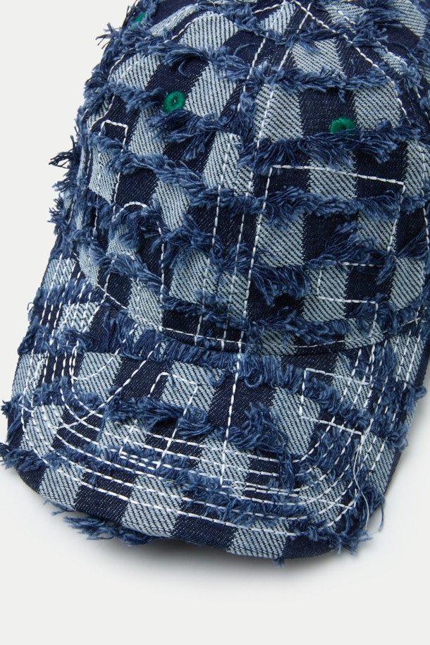 B.EAUTIFUL(뷰티풀) Vapor(베이퍼) 6 패널 햇은 데님과 블루 컬러로 제공되는 공용 모자입니다. 봄, 여름, 가을 계절에 착용하기 좋으며, 면 소재로 제작되어 편안한 착용감을 선사합니다. 로우 크라운 모자 깊이에 일반 챙 넓이, 체커보드와 로고 패턴이 특징이며, 스티치 자수 디자인이 돋보입니다. 벨크로 스트랩으로 사이즈 조절이 용이하며, 언스트럭처드 핏으로 캐주얼, 미니멀, 클래식 스타일을 연출하여 산책룩, 여행룩에 활용하기 좋습니다.
