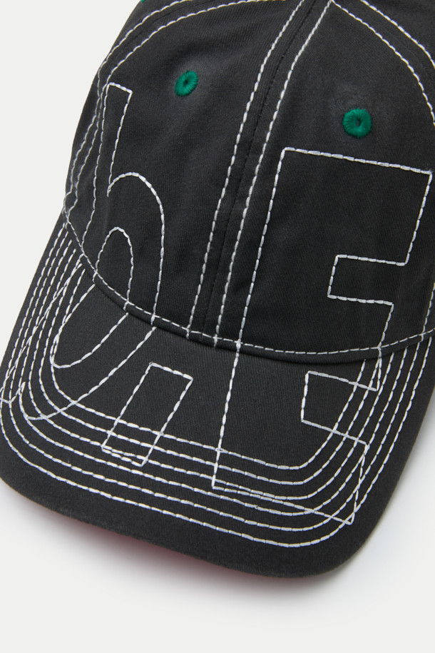 B.EAUTIFUL(뷰티풀) Vapor(베이퍼) 6 패널 캡입니다. 블랙 색상에 면 소재로 제작되어 봄, 여름, 가을 계절에 착용하기 좋습니다. 로우 크라운 디자인과 언스트럭처드 핏으로 편안한 착용감을 제공하며, 앞면, 옆면, 뒷면에 스티치 자수 디테일이 돋보입니다. 벨크로 스트랩으로 사이즈 조절이 가능하여, 산책룩, 캠핑룩 등 캐주얼, 미니멀, 스트리트 스타일 연출에 활용하기 좋습니다.
