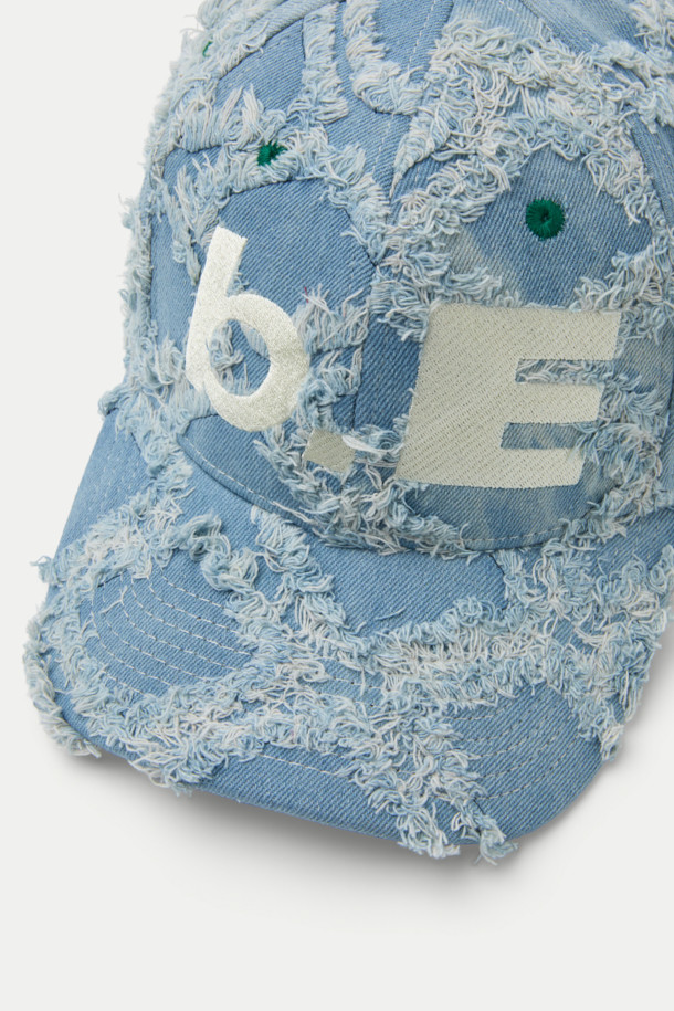 B.EAUTIFUL b.E 햇은 캐주얼, 스트리트, 미니멀 스타일을 소화하는 공용 스냅백입니다. 데님 소재에 로고 자수 디자인이 돋보이며, 블루와 화이트 두 가지 색상으로 출시되었습니다. 봄, 여름, 가을 시즌에 착용하기 좋으며, 여행이나 산책 시 편안하게 연출할 수 있습니다. 미드 크라운 모자 깊이와 스터럭처드 핏으로 안정감 있는 착용감을 제공하며, 사이즈 조절 기능으로 더욱 편리합니다.
