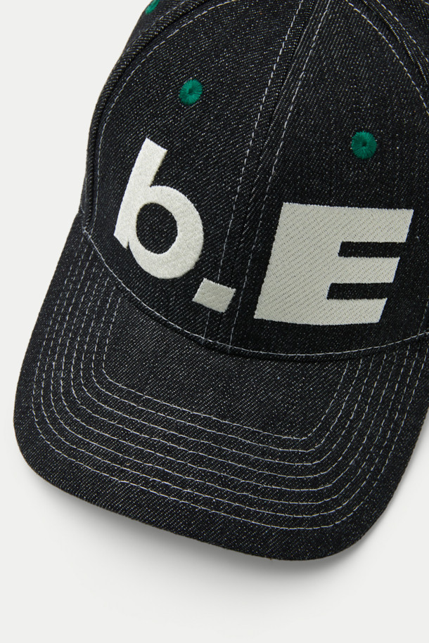 B.EAUTIFUL b.E 햇은 캐주얼, 스트리트, 미니멀 스타일을 즐겨 입는 남녀 공용 모자입니다. 봄, 여름, 가을 시즌에 착용하기 좋으며, 블랙 컬러의 면 소재로 제작되었습니다. 미드 크라운 모자 깊이에 스냅백 스트랩으로 사이즈 조절이 용이하며, 앞면, 옆면, 뒷면에 자수 디테일이 돋보입니다. 구조화된 핏으로 디자인되어 편안한 착용감을 선사합니다.
