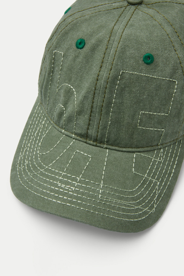 B.EAUTIFUL(뷰티풀) Vapor(베이퍼) 6 패널 캡은 산책룩, 캐주얼, 미니멀, 클래식 스타일에 어울리는 모자입니다. 그린 컬러의 면 소재로 제작되었으며, 봄, 여름, 가을 계절에 착용하기 좋습니다. 로우 크라운 디자인에 앞면, 옆면, 뒷면에 스티치 자수 디테일이 돋보입니다. 언스트럭처드 핏으로 편안하며, 벨크로 스트랩으로 사이즈 조절이 가능합니다. 데일리룩에 포인트 아이템으로 활용하기 좋은 6 패널 캡입니다.
