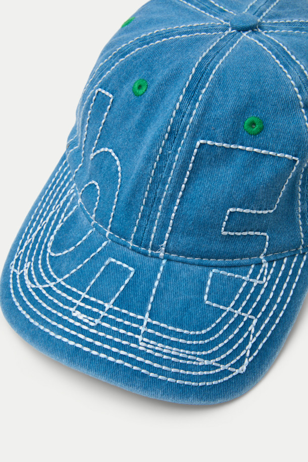 B.EAUTIFUL(뷰티풀) Vapor(베이퍼) 6 패널 캡은 산책룩, 여행룩에 잘 어울리는 캐주얼, 미니멀, 클래식 스타일의 모자입니다. 시원한 블루 컬러의 면 소재로 제작되어 봄, 여름, 가을에 착용하기 좋습니다. 로우 크라운 디자인과 언스트럭처드 핏으로 편안한 착용감을 제공하며, 사이즈 조절이 가능한 벨크로 스트랩이 있어 편리합니다. 전면에 스티치 자수 로고 디테일이 돋보이는 6 패널 캡으로, 데일리룩에 포인트를 더해보세요.
