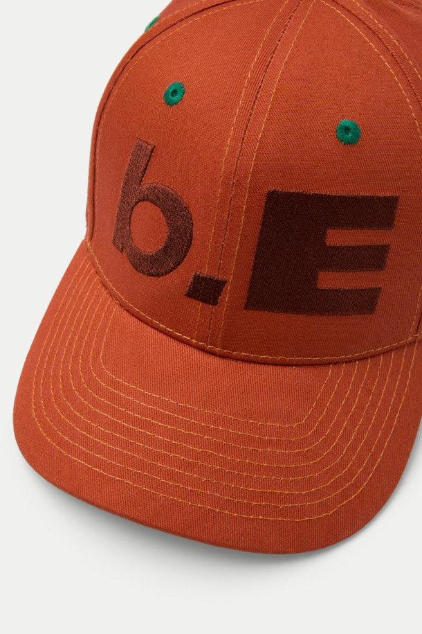 B.EAUTIFUL b.E 햇은 캐주얼, 스트리트, 미니멀 스타일을 즐기는 분들을 위한 모자입니다. 봄, 여름, 가을 시즌에 착용하기 좋으며, 여행룩, 캠핑룩 등 다양한 TPO에 활용할 수 있습니다. 오렌지, 브라운 두 가지 색상으로 제공되며, 면 소재로 제작되어 편안한 착용감을 선사합니다. 미드 크라운 모자 깊이와 스냅백 스트랩으로 사이즈 조절이 가능합니다. 앞면, 옆면, 뒷면에 자수 디테일이 돋보이며, 스터럭처드 핏으로 스타일리시함을 더했습니다.
