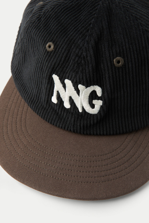 **NANGA (낭가) 코듀로이 NNG 로고 캡**은 가을, 겨울철 일상룩과 캠핑룩에 잘 어울리는 모자입니다. 부드러운 촉감의 코듀로이 소재를 크라운 부분에 사용하여 따뜻함을 더하고, 챙 부분에는 친환경 스웨이드 소재를 적용하여 고급스러운 분위기를 연출합니다. 전면에는 입체감 있는 NNG 자수, 뒷면에는 NANGA (낭가) 로고 각인이 포인트로 디자인되어 있습니다. 블랙과 브라운 두 가지 색상으로 출시되어 캐주얼, 클래식, 미니멀 스타일 모두 소화 가능합니다.
